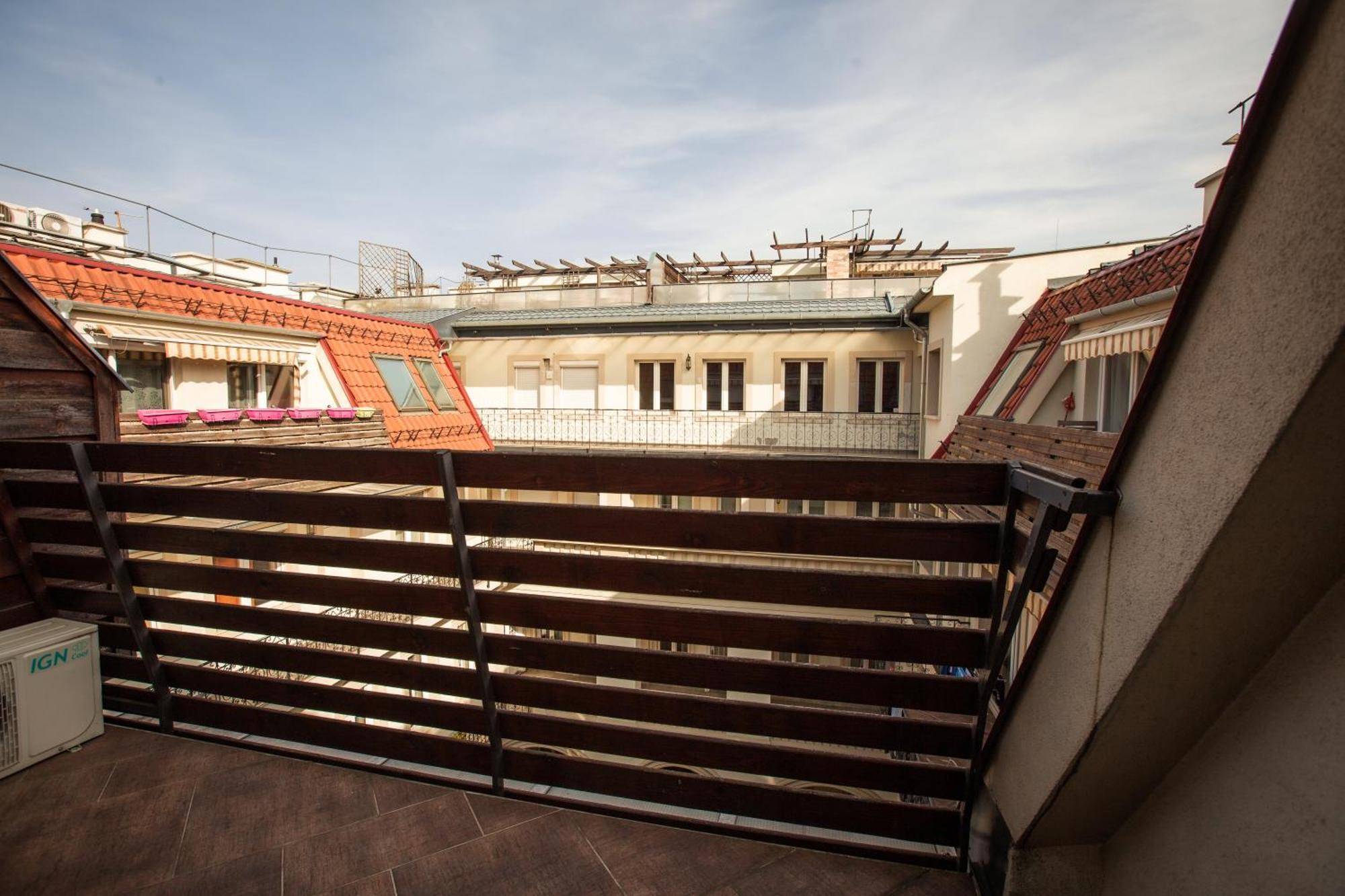 Апартаменты Triplex, Rooftop With Parlament View & Jacuzzi